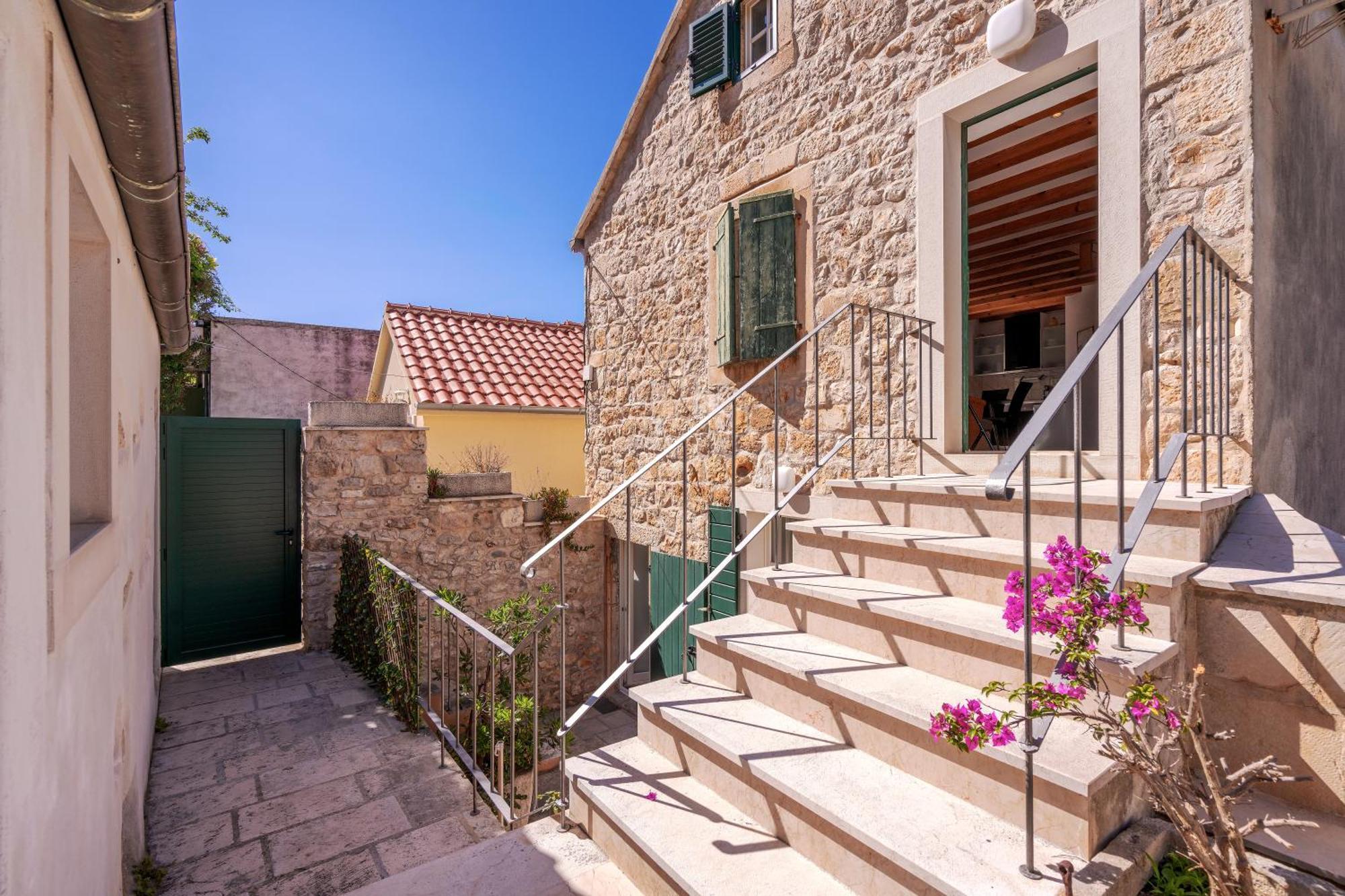Stonehouse 22 - Zf Hvar *