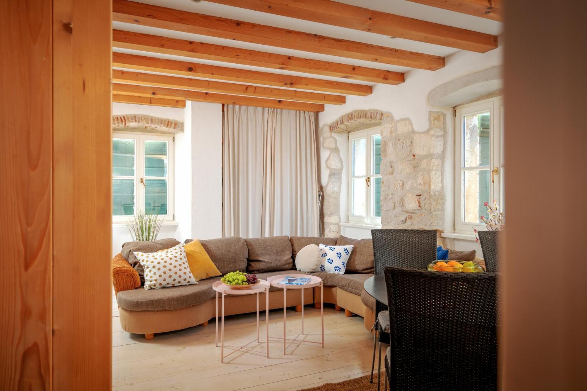Stonehouse 22 - Zf Hvar *