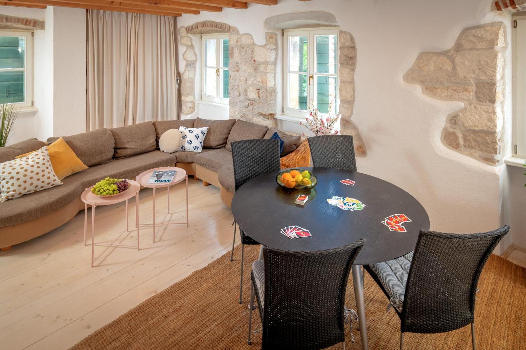 Stonehouse 22 - Zf Hvar *
